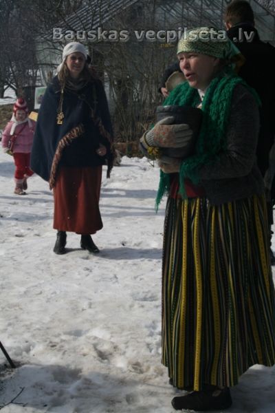 Ciemakukulim saimnieces sarūpēta Cīrulīša dienā krāsnī izkarsēta sāls